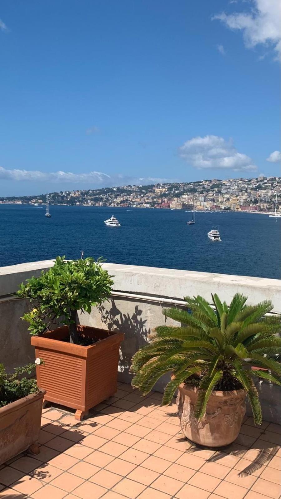 Rooftop In Front Of The Castle Appartement Naples
